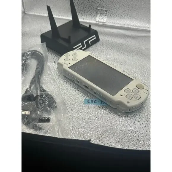 White psp 2000 w/charger & new battery - Picture 5 of 8